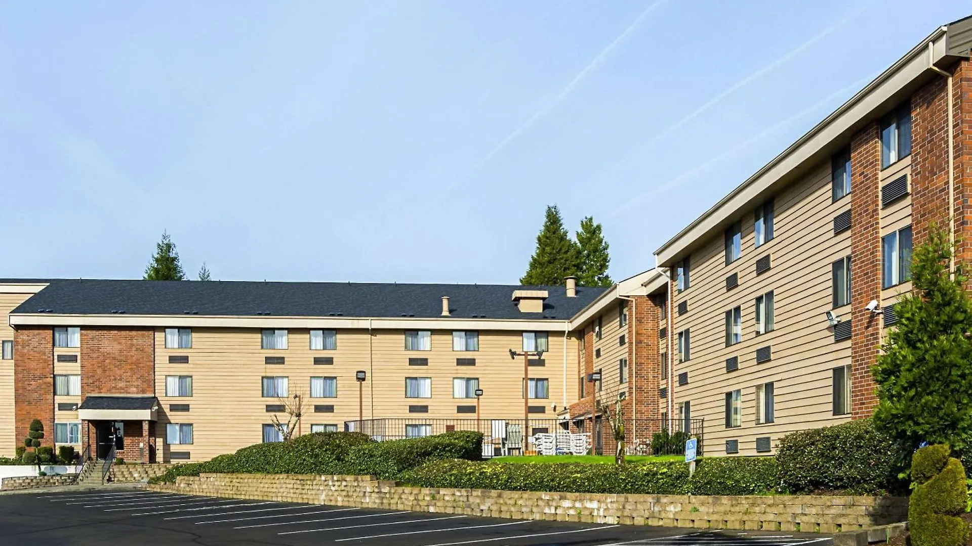 Where to Stay Near Sahallie-Illahee Park: 4 Business Hotels