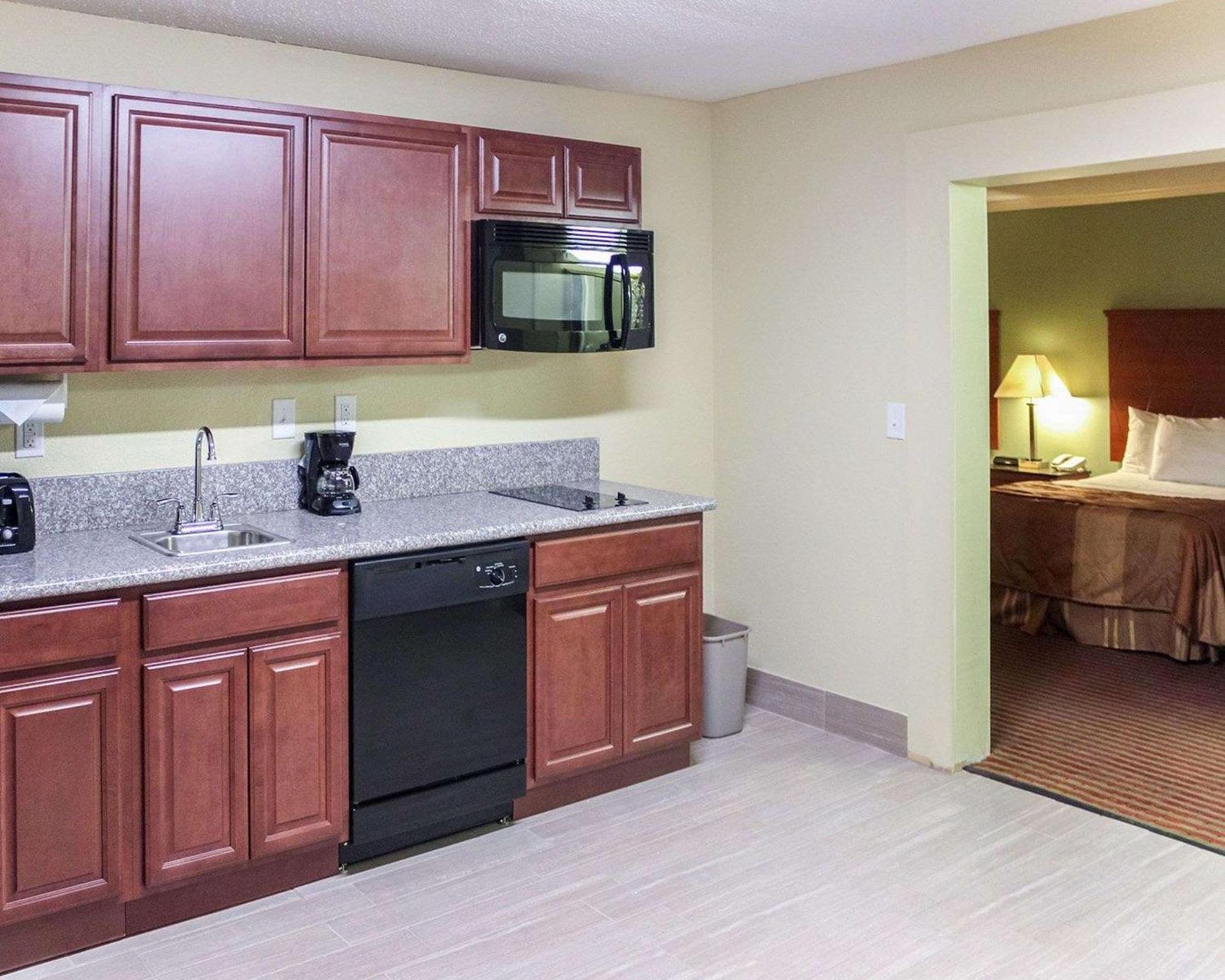 4 Cheap Hotels Close to Country Gatherings in Williamsburg