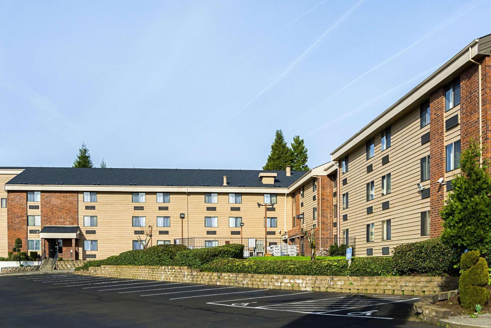 Where to Stay Near Sahallie-Illahee Park: 4 Business Hotels