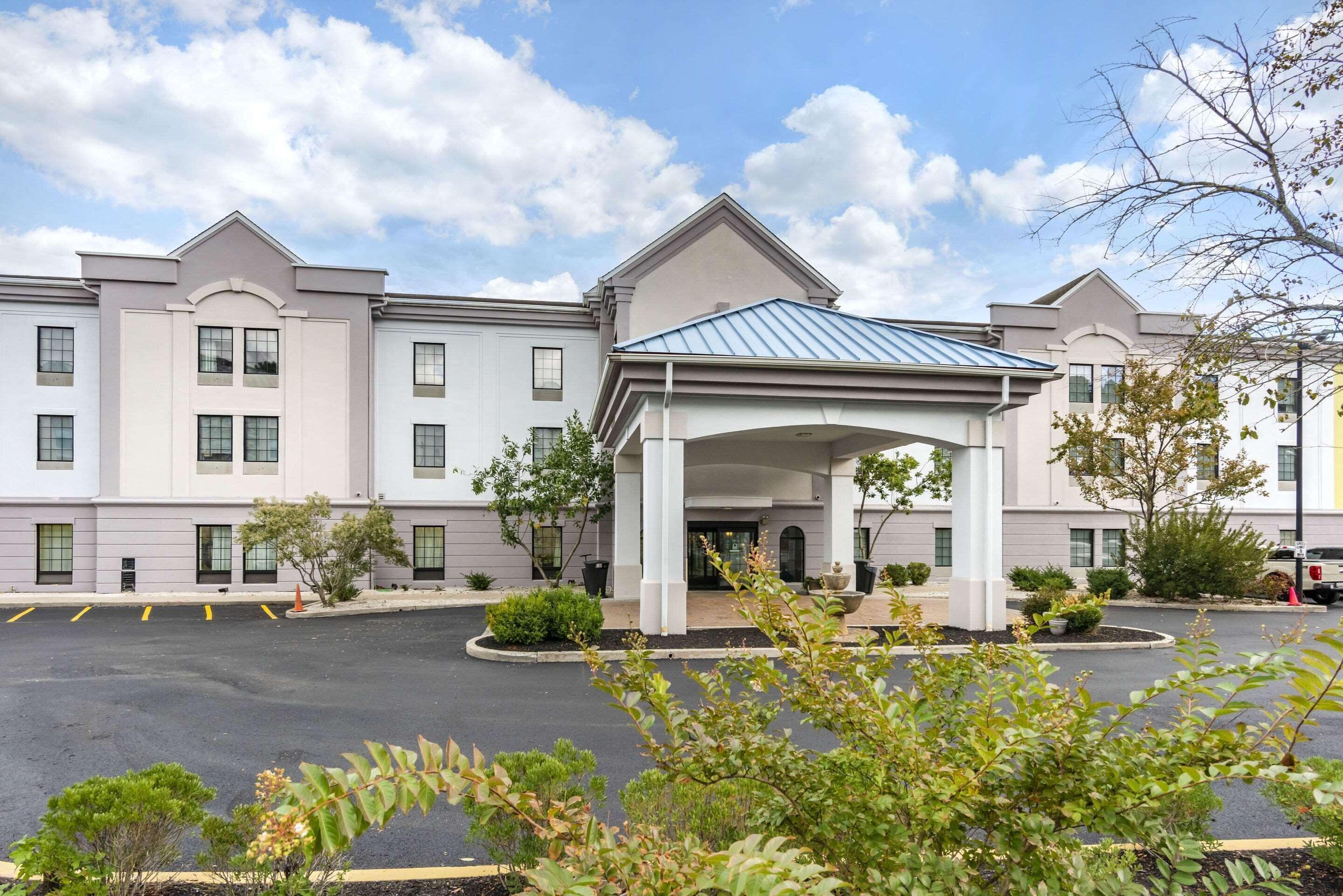 4 Smart Family Hotels Near Jolly Roger Worth Booking